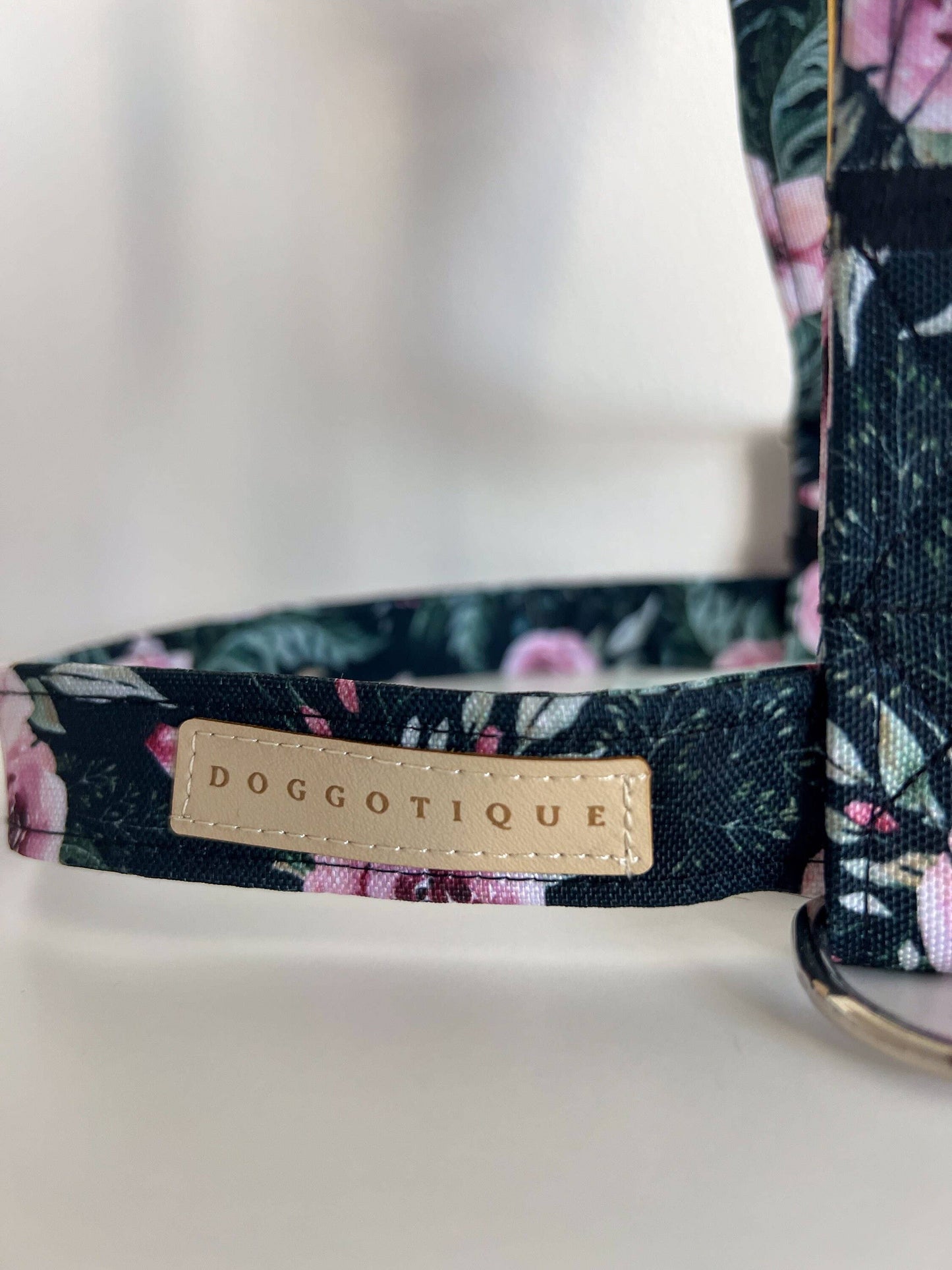Hundegeschirr Dark Roses | schwarz | Jetzt online kaufen bei Dogs & Lifestyle