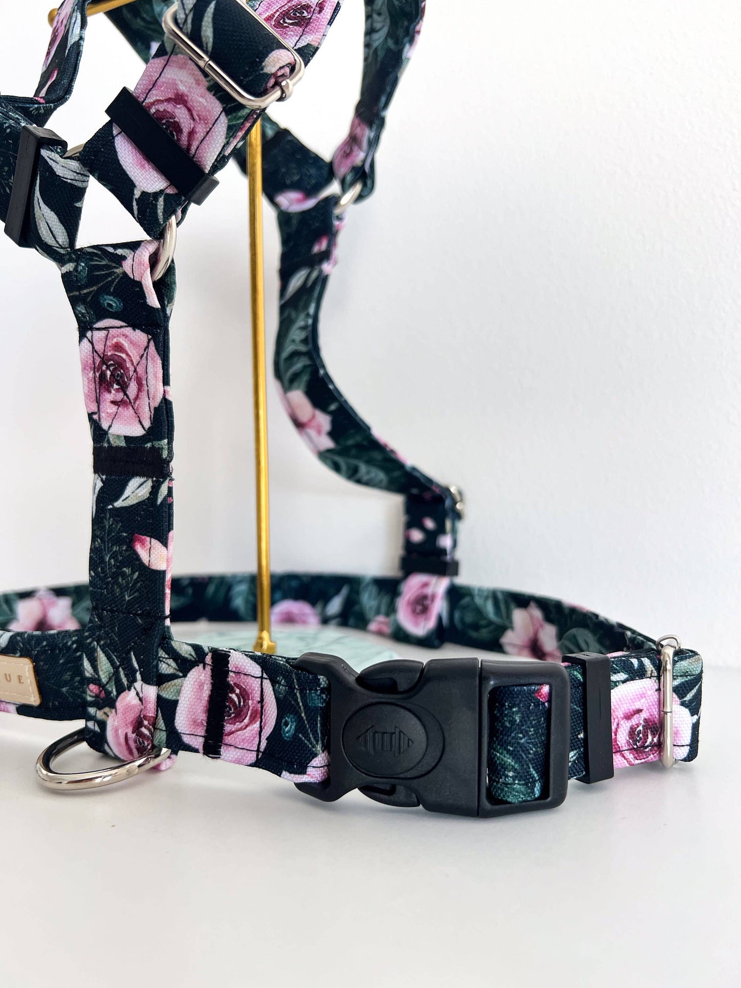 Hundegeschirr Dark Roses | schwarz | Jetzt online kaufen bei Dogs & Lifestyle
