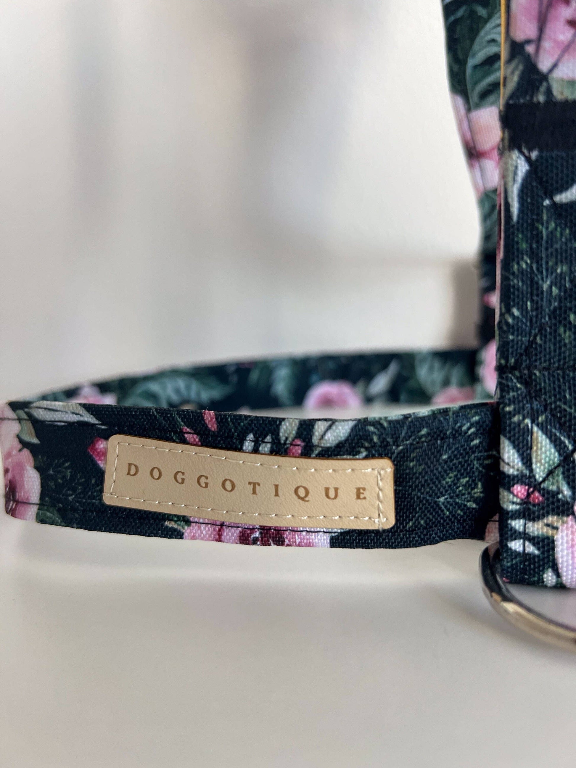 Hundegeschirr Dark Roses | schwarz | Jetzt online kaufen bei Dogs & Lifestyle